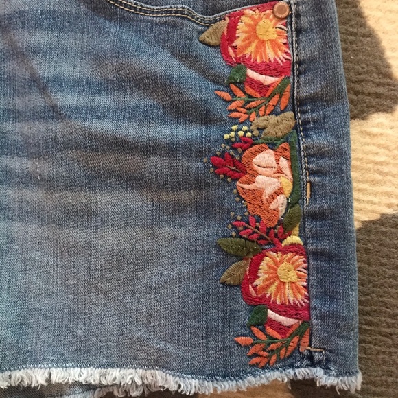 NWOT JORDACHE Premium Stretch Midi Shorts - Picture 5 of 12